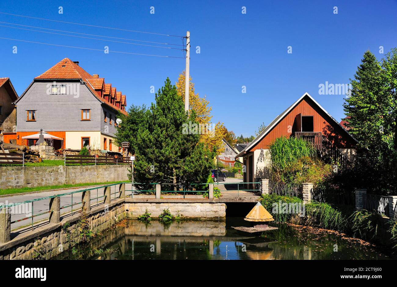 Deutschland, Sachsen, Hinterhermsdorf, Häuser an einem Teich Stockfoto