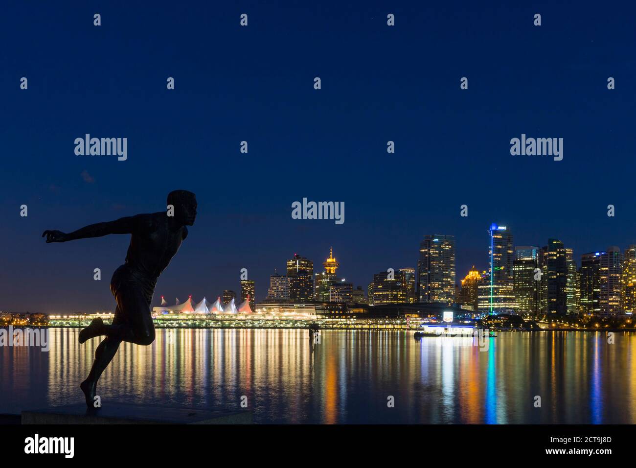 Kanada, Vancouver, Harry Jerome Statue und Skyline bei Nacht Stockfoto