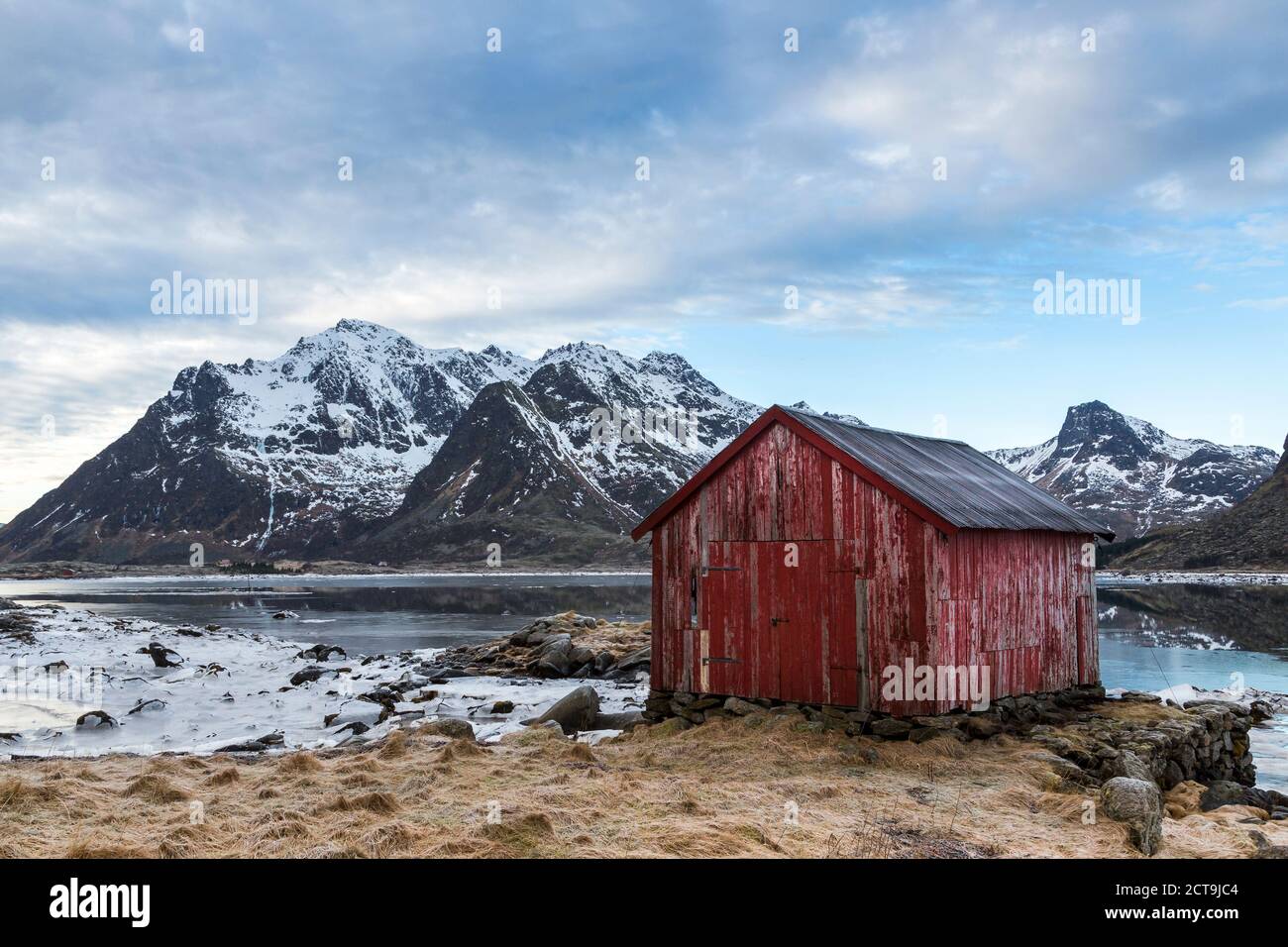 Norwegen, Lofoten, alten Haus an der Küste von Vestvagoy Stockfoto