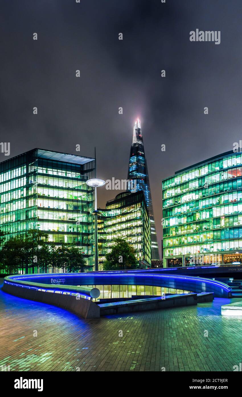 Großbritannien, London, Blick auf die beleuchtete The Scoop und The Shard Stockfoto