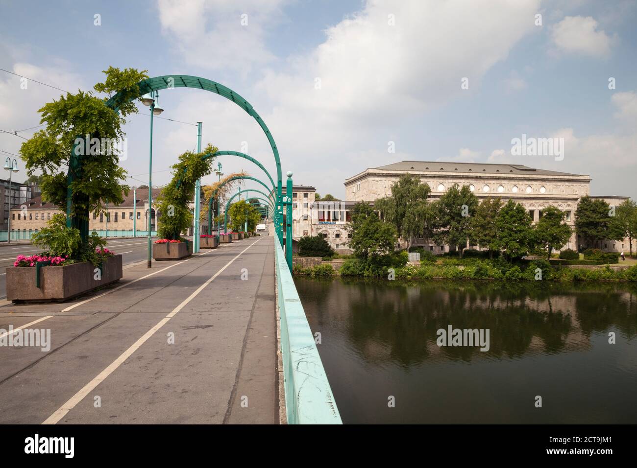 Deutschland, Nordrhein-Westfalen, Mülheim an der Ruhr, Stadthalle und Brücke über dem Fluss Ruhr Stockfoto