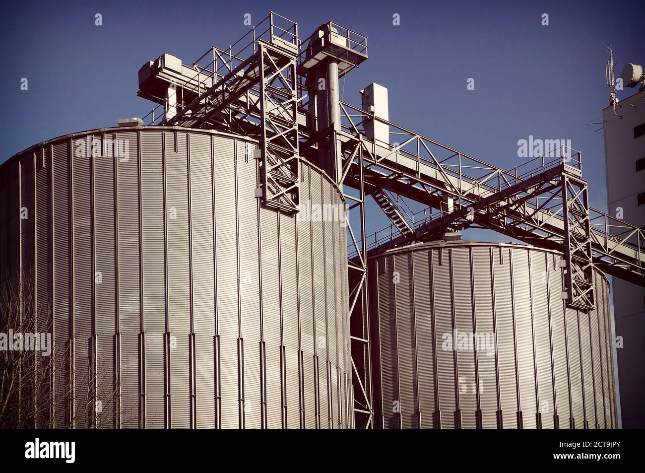 Deutschland, Nordrhein-Westfalen, Minden, zwei silos Stockfoto