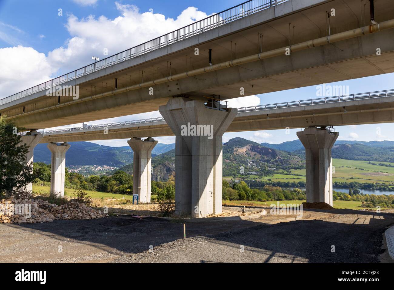 Dálnice D8, Prackovice nad Labem, České Středohoří, Česká republika / D8 Autobahn, Prackovice nad Labem, Tschechische republik Stockfoto