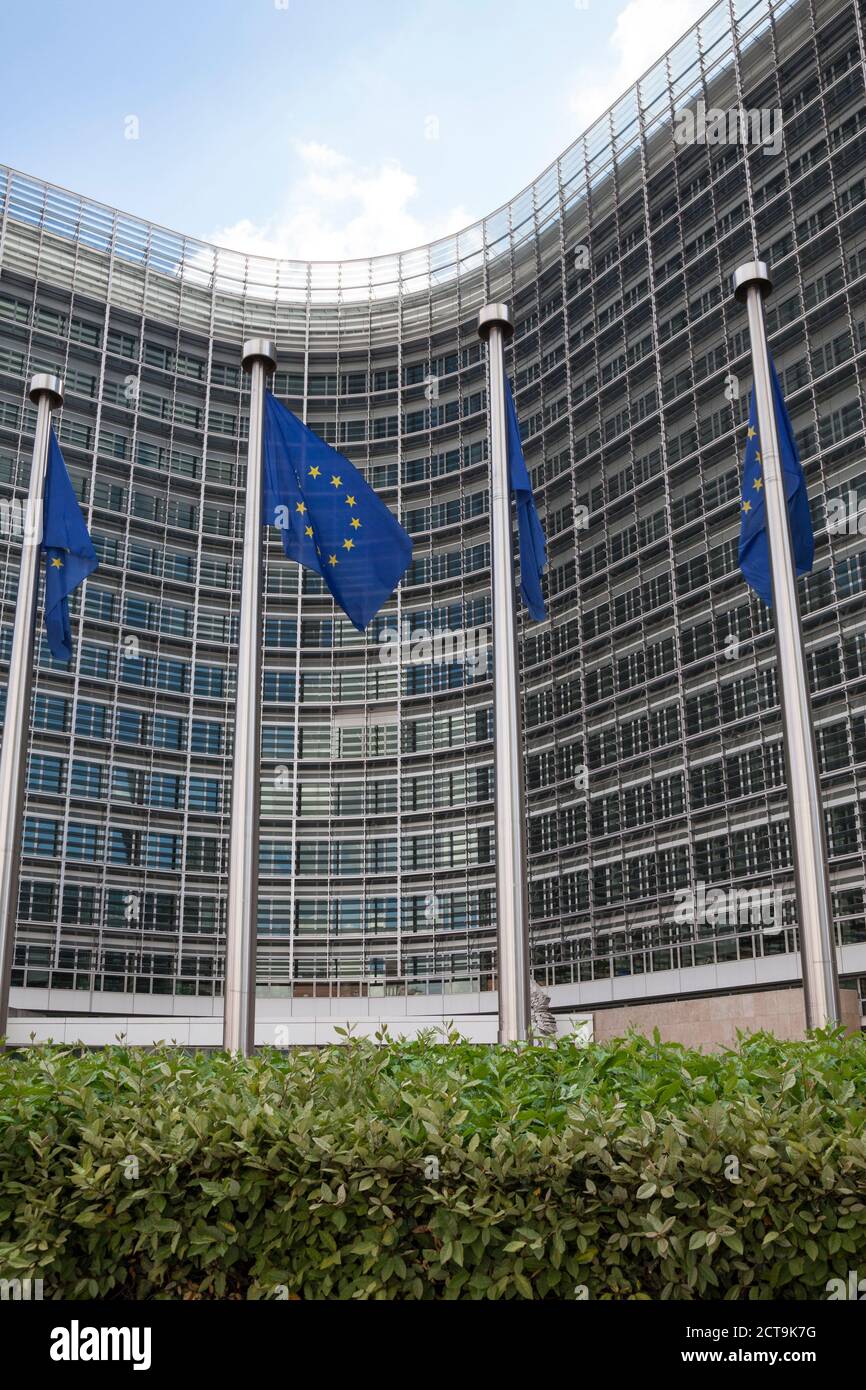 Belgien, Brüssel, Europäische Kommission, Europäische Flaggen im Berlaymont-Gebäude Stockfoto