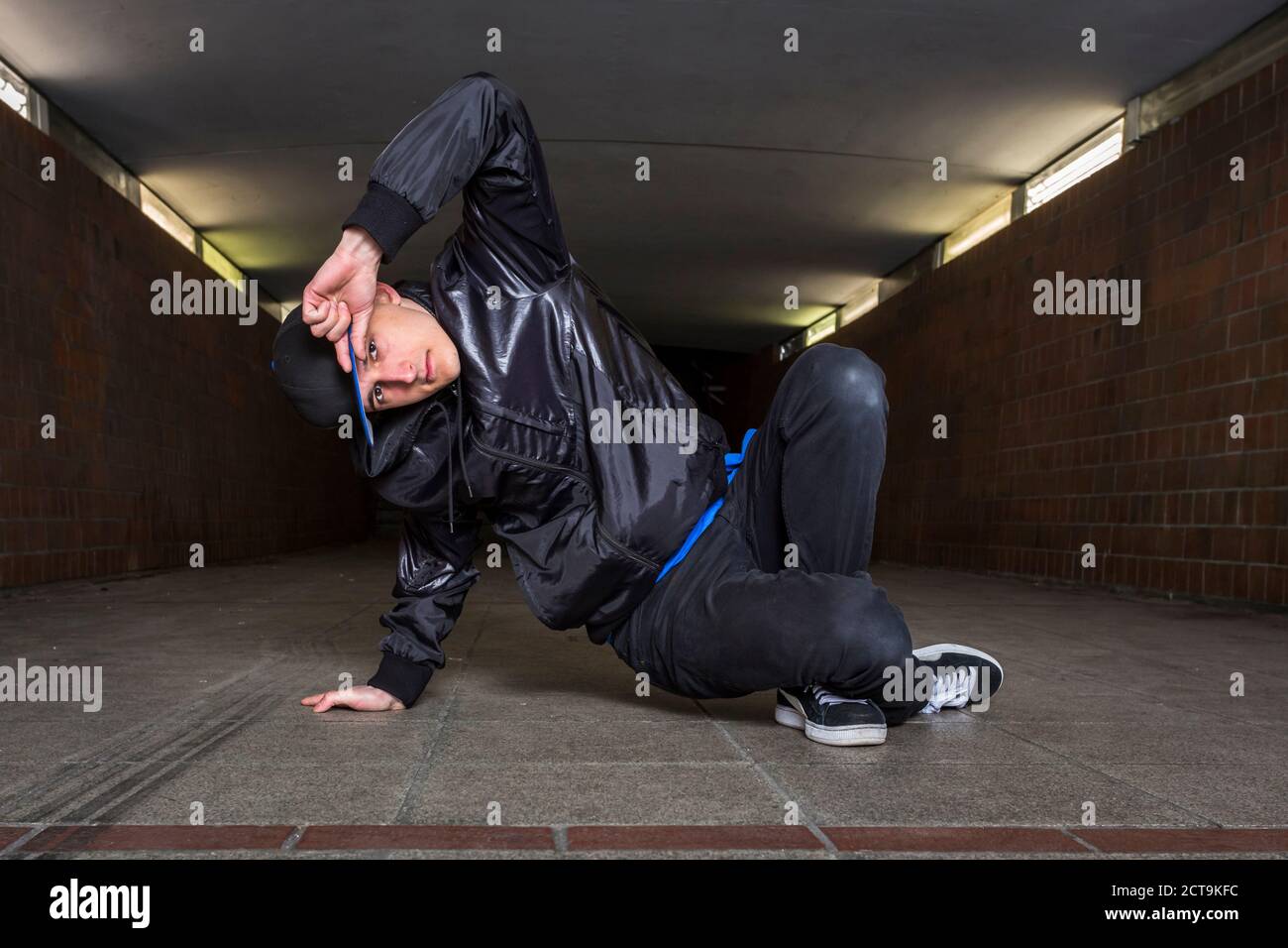 Junge Breakdancer in Unterführung Stockfoto