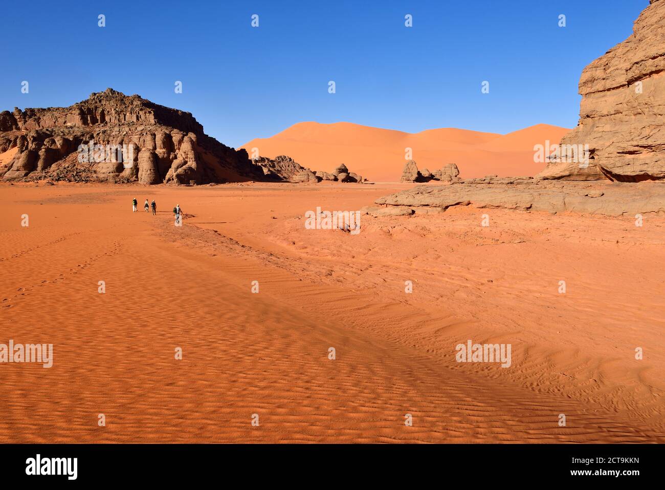 Algerien, Sahara, Nationalpark Tassili n ' Ajjer, Menschen wandern zwischen Felsen und Dünen von Tin Merzouga Stockfoto
