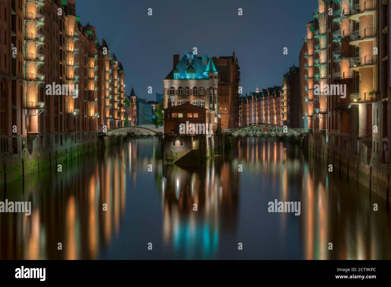 Deutschland, Hamburg, Wandrahmsfleet am alten Speicherstadt (Speicherstadt) bei Nacht Stockfoto