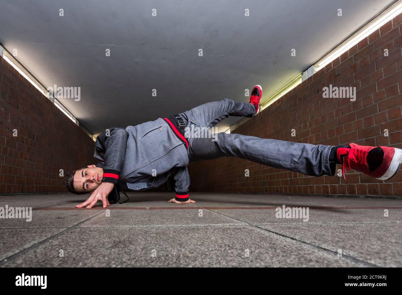 Deutschland, Porträt des jungen Pause Tänzerin in Unterführung Stockfoto