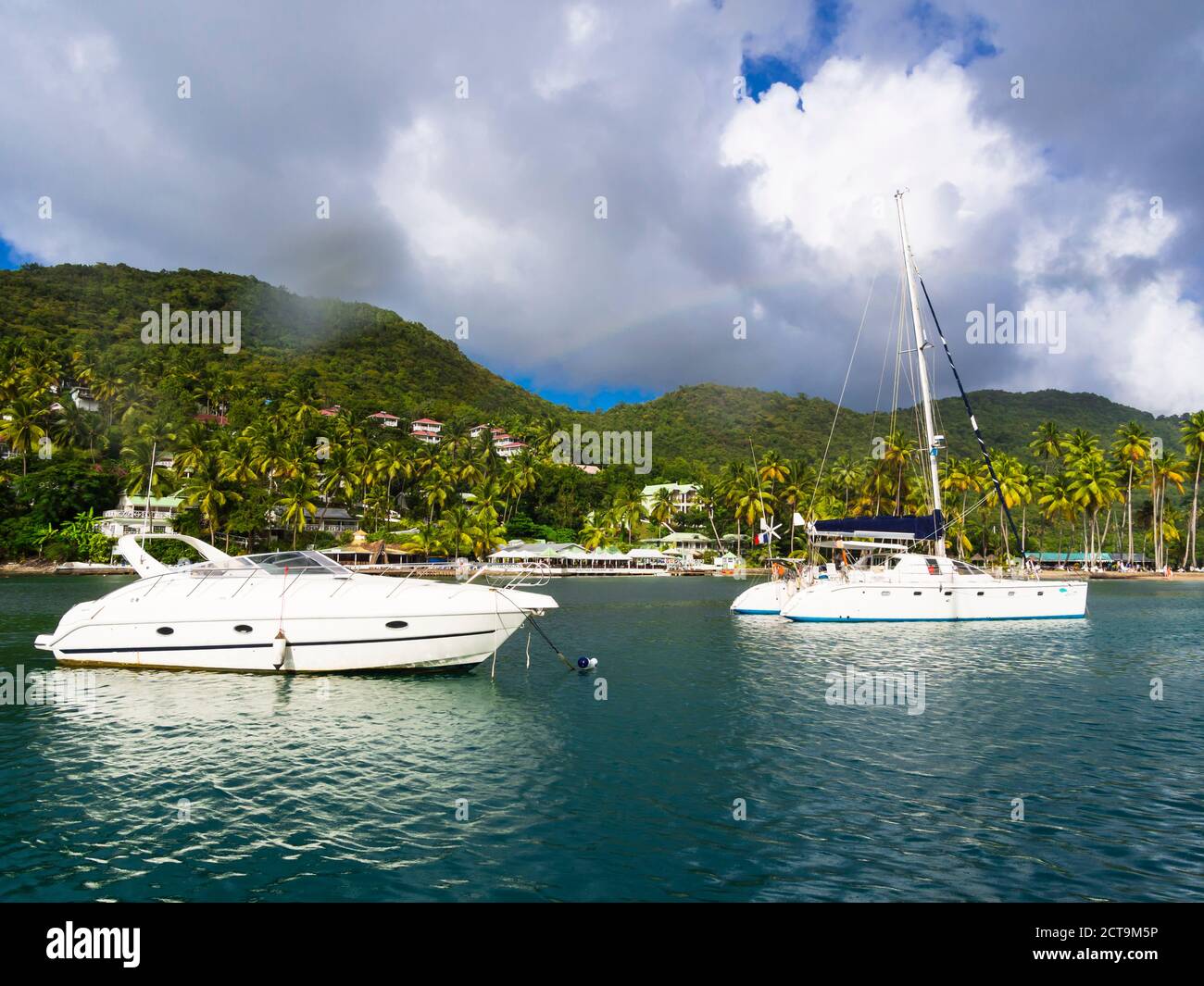 Karibik, Antillen, kleine Antillen, St. Lucia, Castries, Segelyachten in Marigot Bay Stockfoto