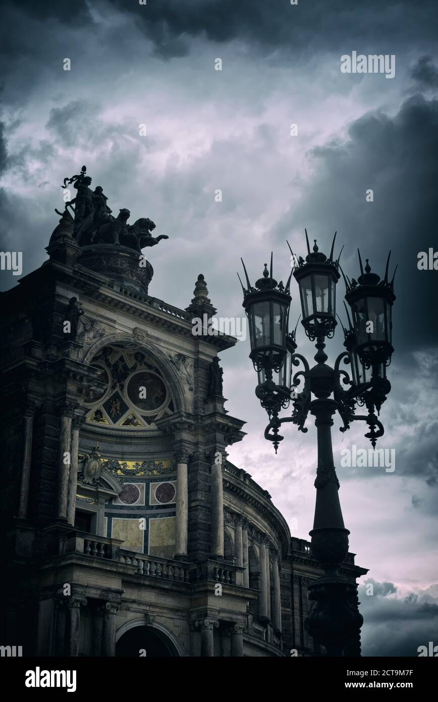 Deutschland, Sachsen, Dresden, Anzeigen an der Semperoper mit alte Straßenlaterne im Vordergrund Stockfoto
