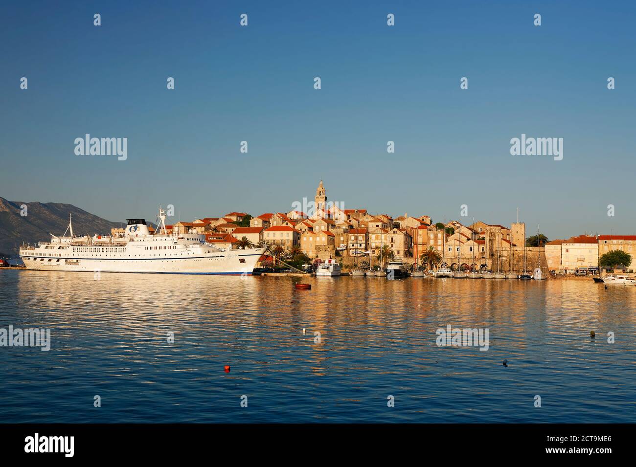 Kroatien, Dubrovnik-Neretva, Insel Korcula, Korcula, Stadtbild und Hafen am Abend Stockfoto