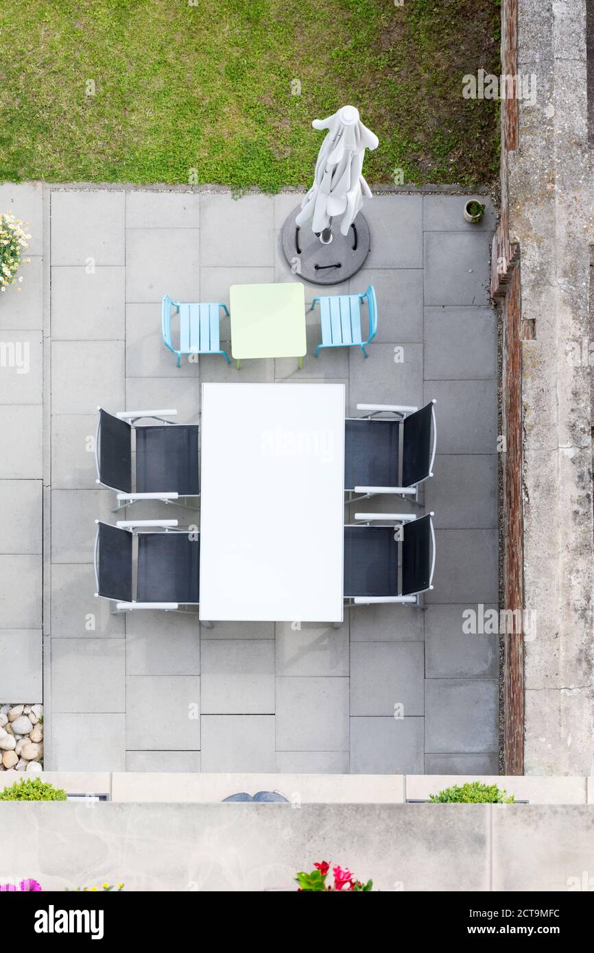 Deutschland, Terrasse mit Gartenmöbeln, Ansicht von oben Stockfoto