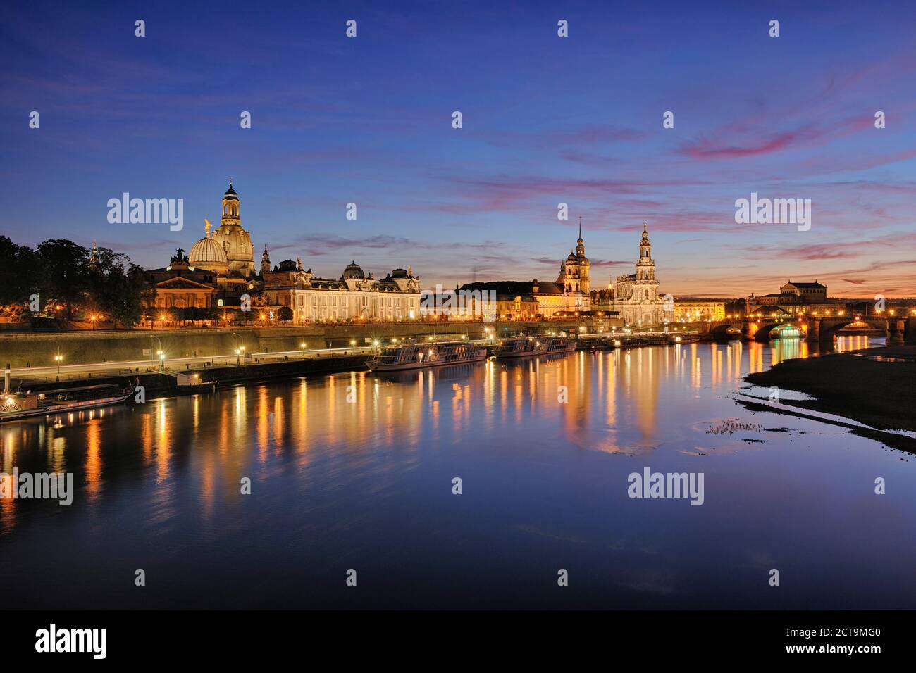 Deutschland, Sachsen, Dresden, Blick auf die Elbe und Dresden Skyline bei Sonnenuntergang Stockfoto