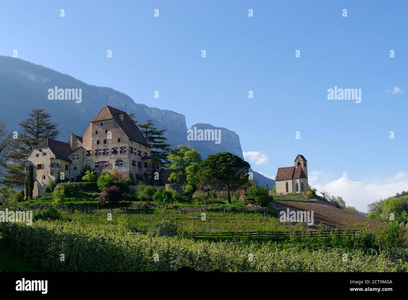 Italien, Südtirol, Süd Tiroler Unterland, Eppan, Obst Handschuh am Schloss Englar, mit Schloss Kirche Sankt Sebastian Stockfoto