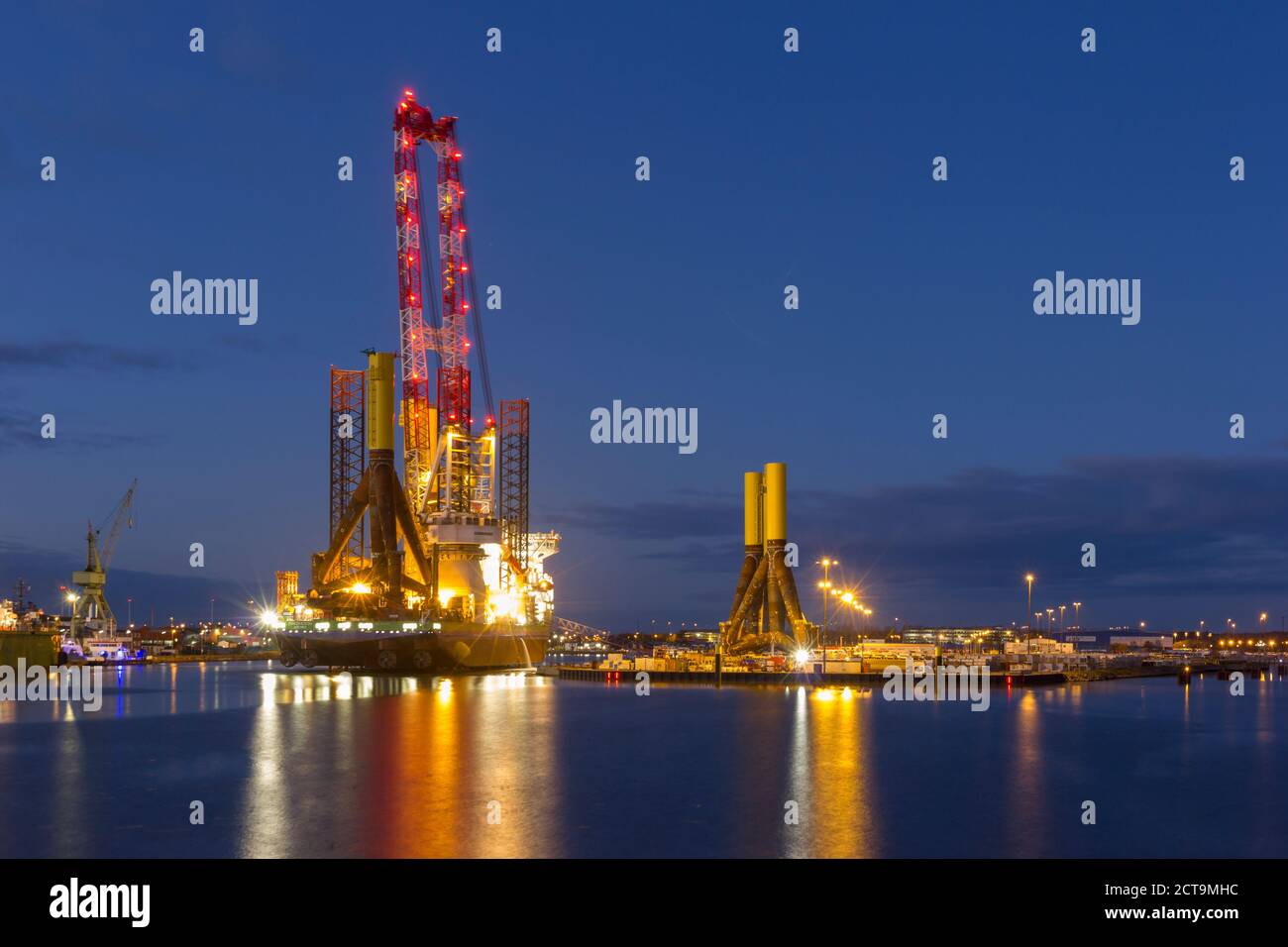 Deutschland, Bremerhaven, wind Turbine Installation Schiff, Stative, blaue Stunde Stockfoto