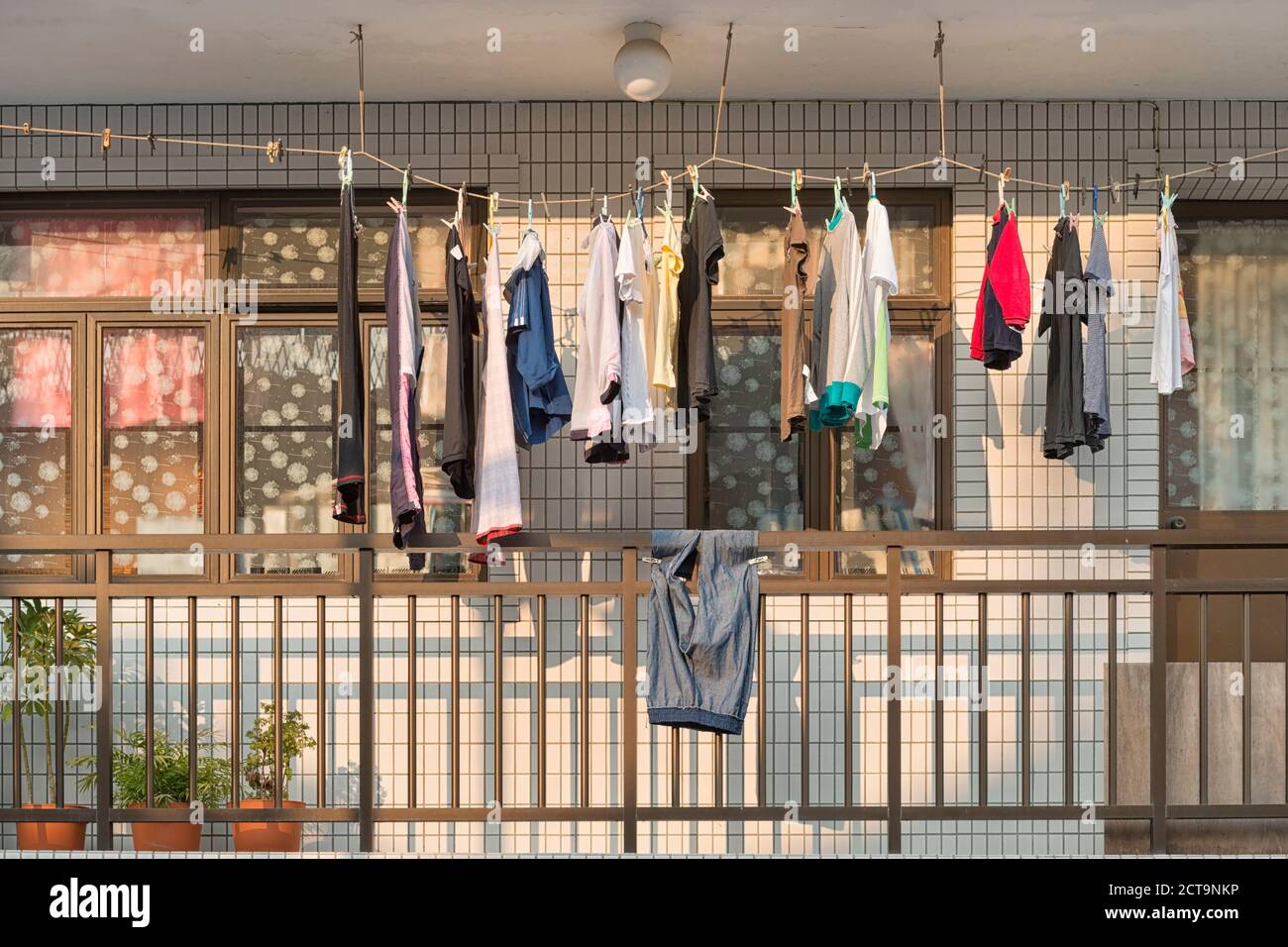 China, Hong Kong, Lamma Island, Wäsche auf einer Wäscheleine auf einem Balkon in Yung Shue Wan Stockfoto