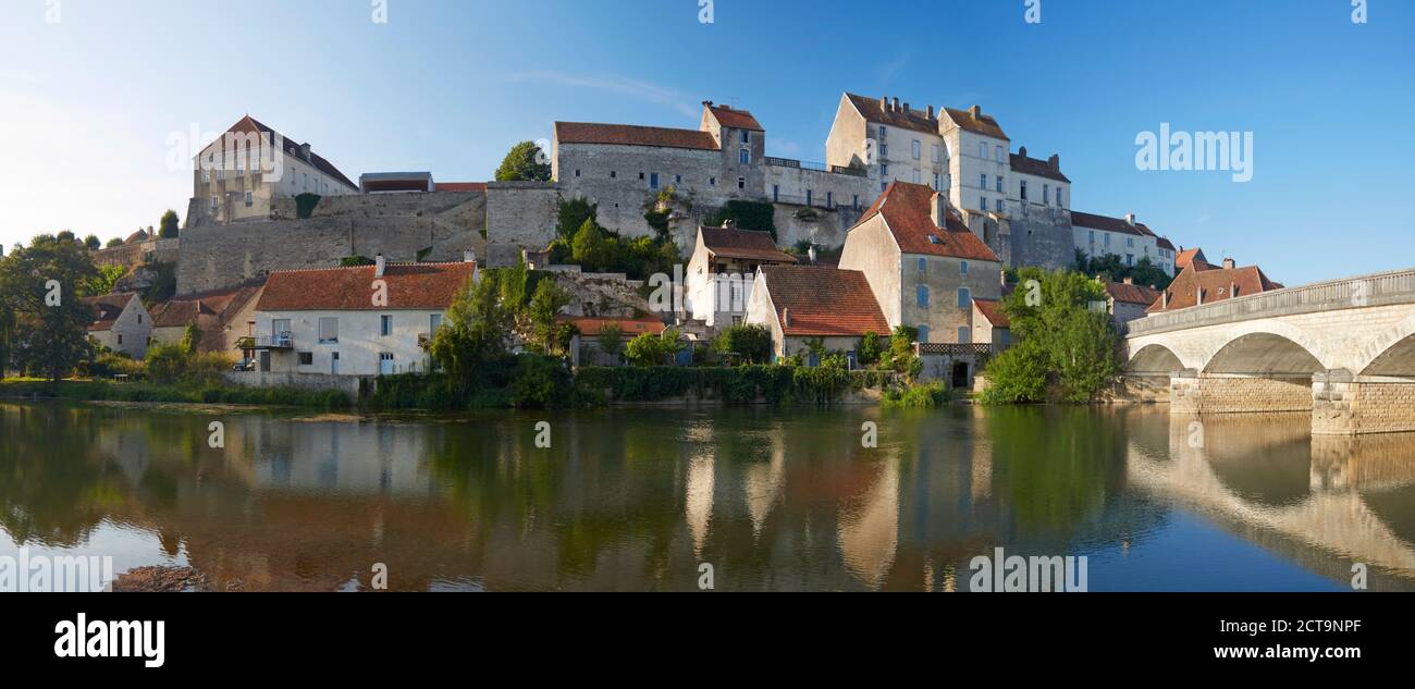 Frankreich, Haute-Saône, Pesmes am Fluss Ognon Stockfoto