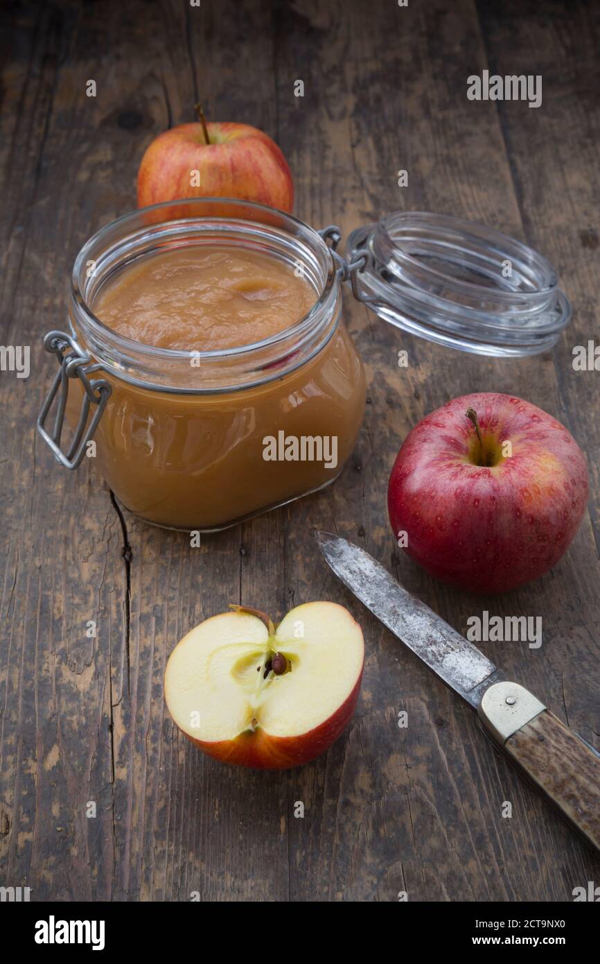 Apfelmus in der Abfüllung Jar und Äpfel auf Holztisch Stockfoto
