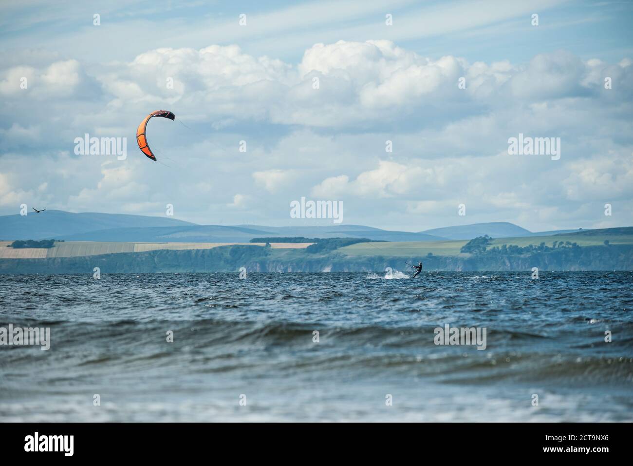 UK, Schottland, Burghead Bay, Kitesurfer im Ozean Stockfoto