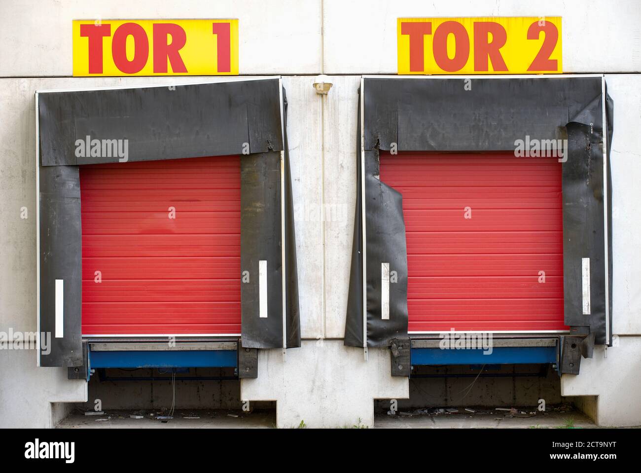 Deutschland, Fassade mit zwei roten Rollläden Stockfoto
