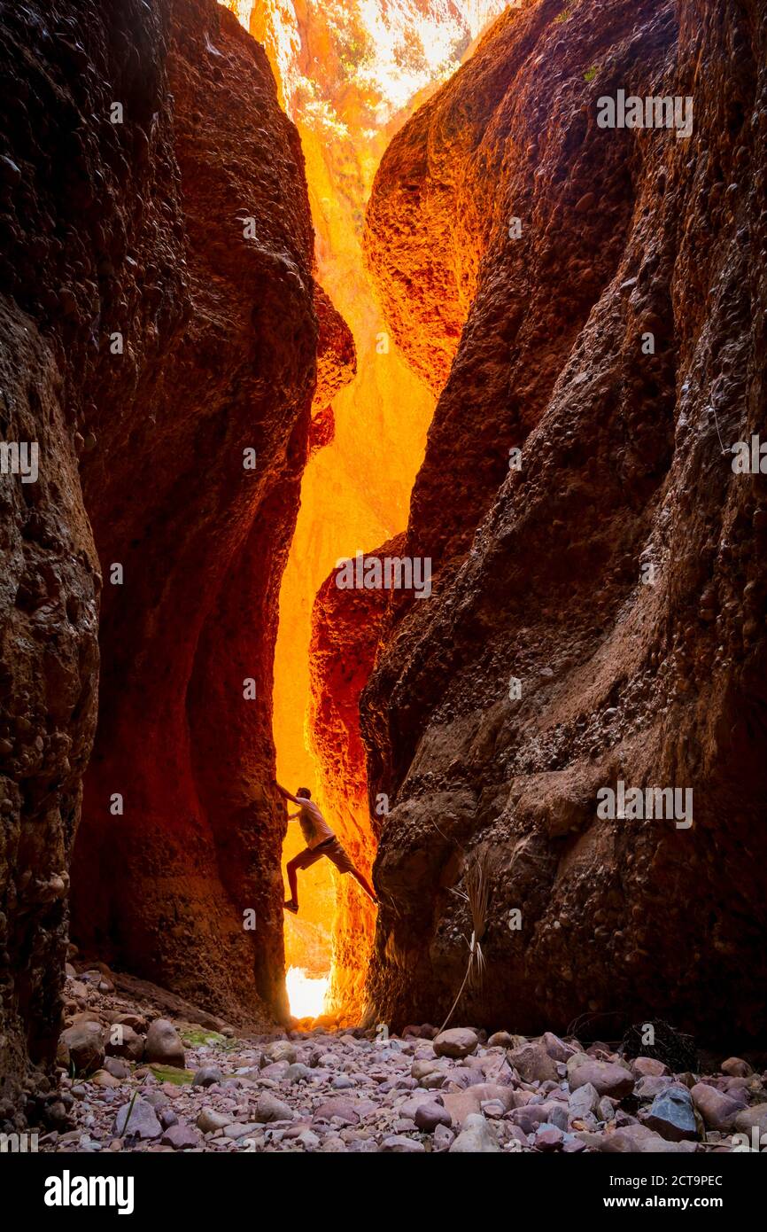 Australien, Western Australia, Kimberley, Purnululu Nationalpark, Bungle Bungle, Mann bei Echidna Chasm Klettern Stockfoto