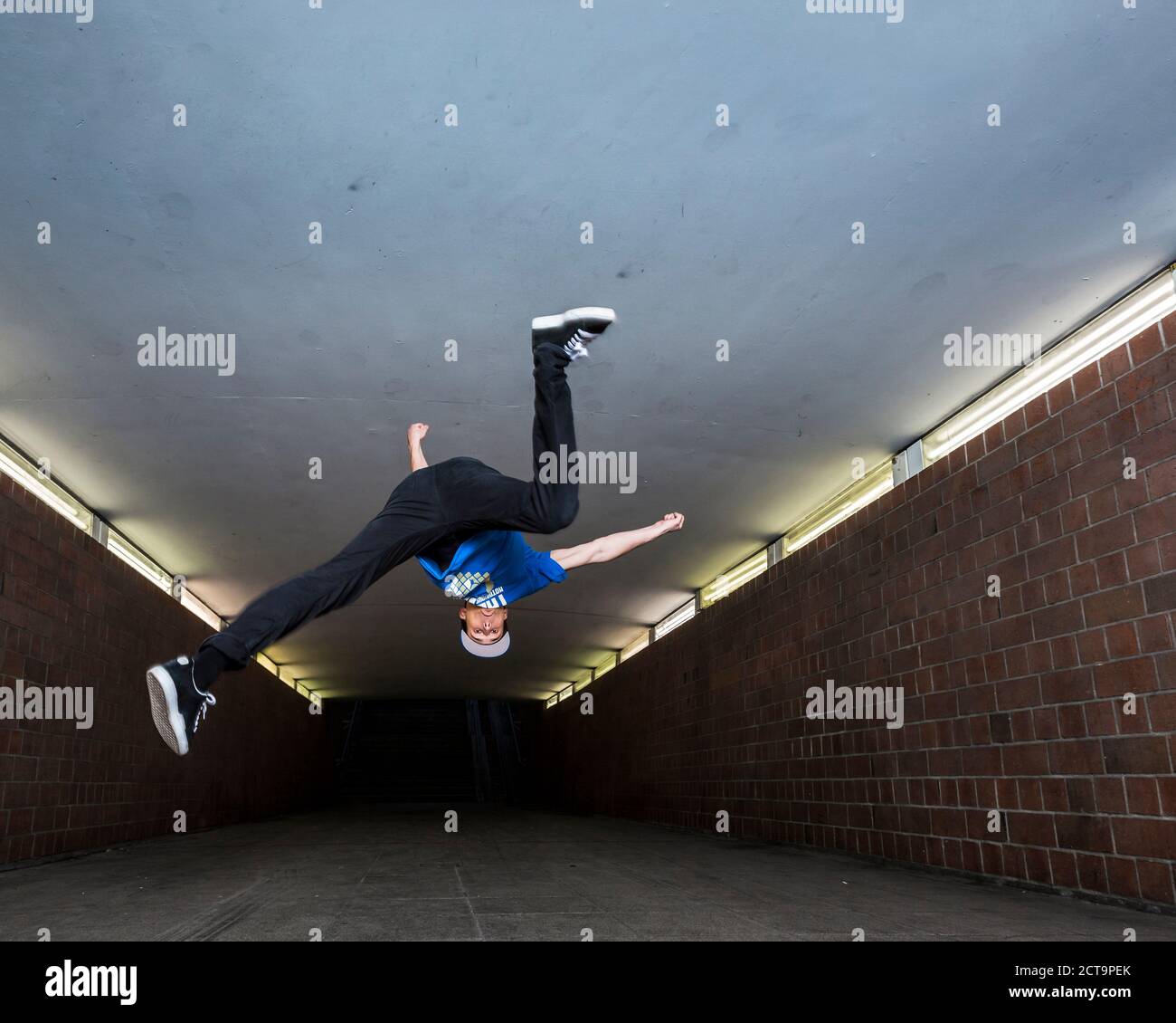 Junge Breakdancer in Unterführung Stockfoto