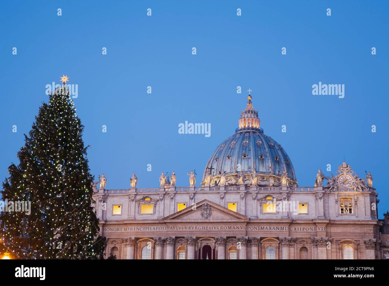 Italien, Vatikan, Rom, St. Peter Basilika und Weihnachtsbaum am Morgen Stockfoto