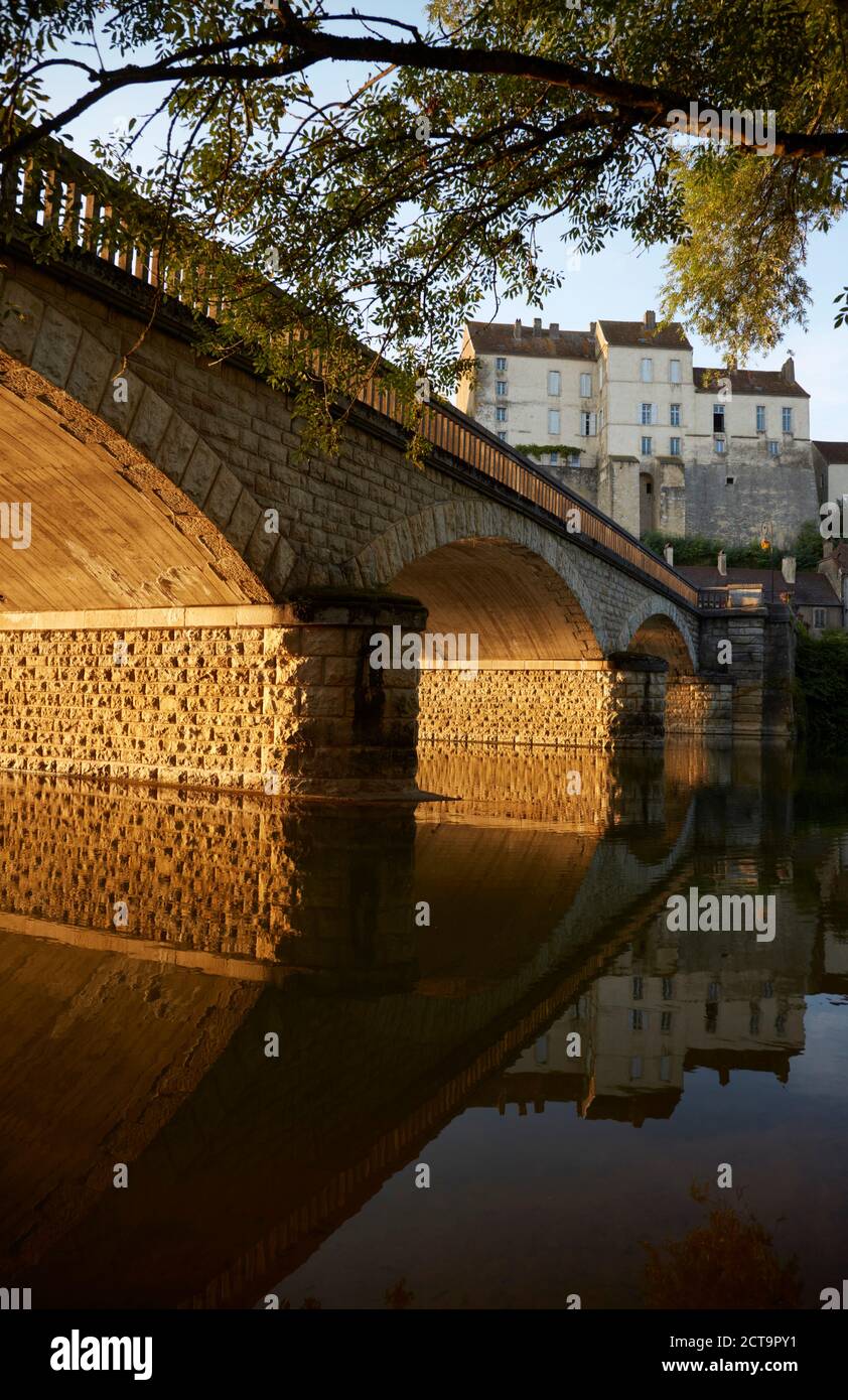 Frankreich, Haute-Saône, Pesmes am Fluss Ognon Stockfoto