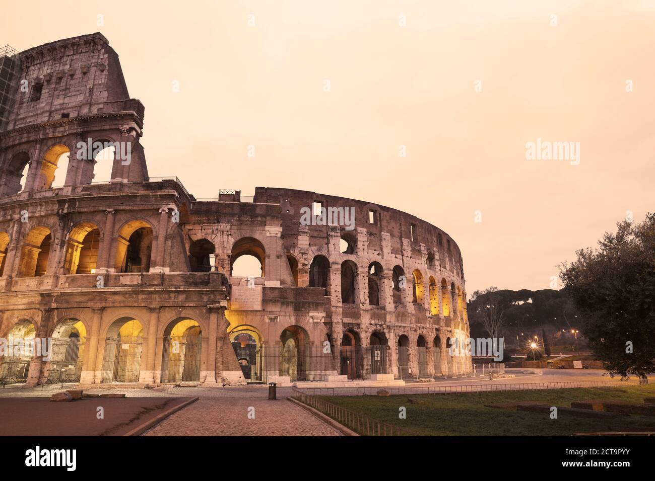 Italien, Latium, Rom, Kolosseum am Abend Stockfoto