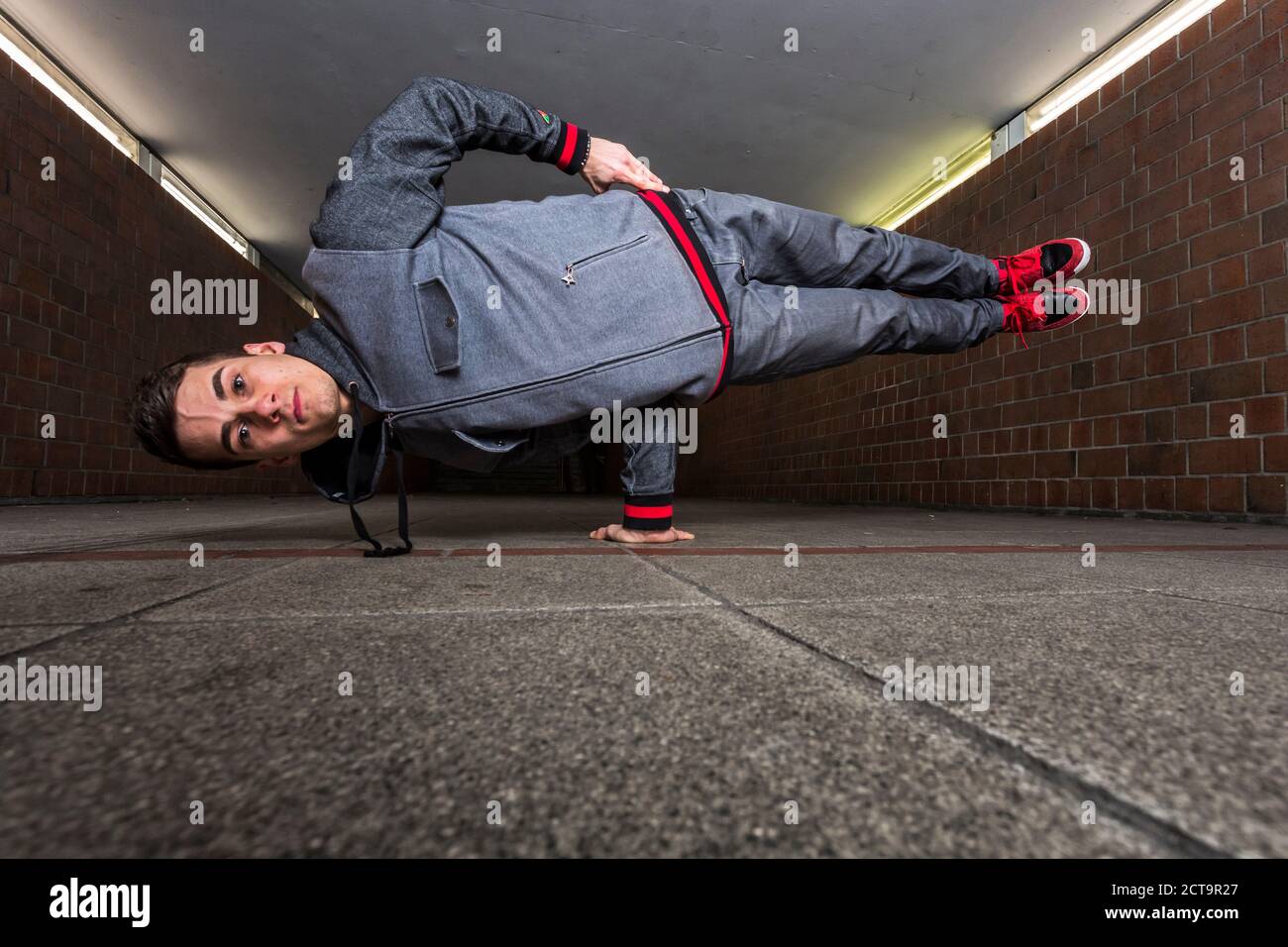 Deutschland, Porträt des jungen Pause Tänzerin in Unterführung Stockfoto