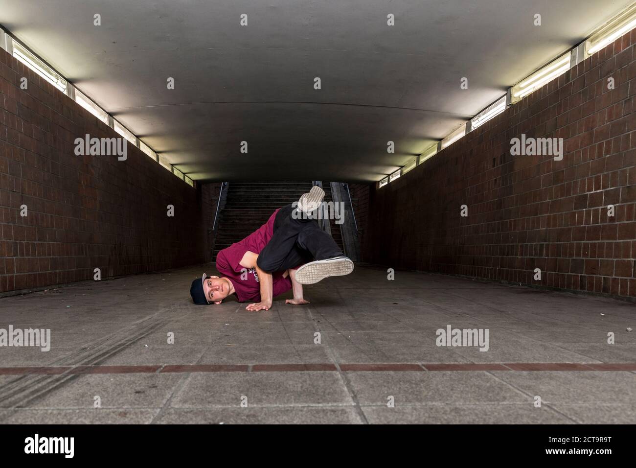 Deutschland, Porträt des jungen Pause Tänzerin in Unterführung Stockfoto