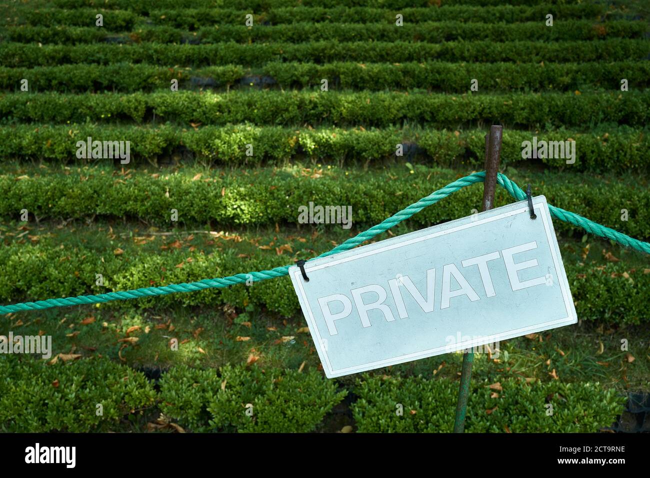 'Private' Notiz auf einer Gartentreppe auf dem Gelände von Duke of Buccleuch's Boughton House, Kettering, Northamptonshire, England. Stockfoto