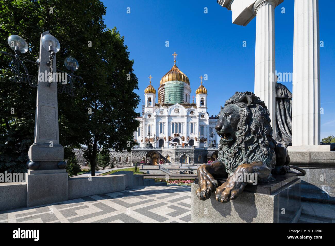 Russland, Moskau, Kathedrale von Christus dem Erlöser und Löwe Skulptur Stockfoto