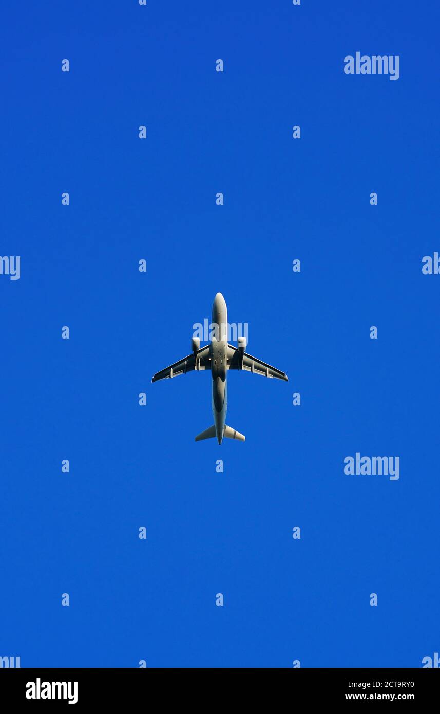 Deutschland, Berlin, Ansicht des Flugzeugs gegen blauen Himmel Stockfoto