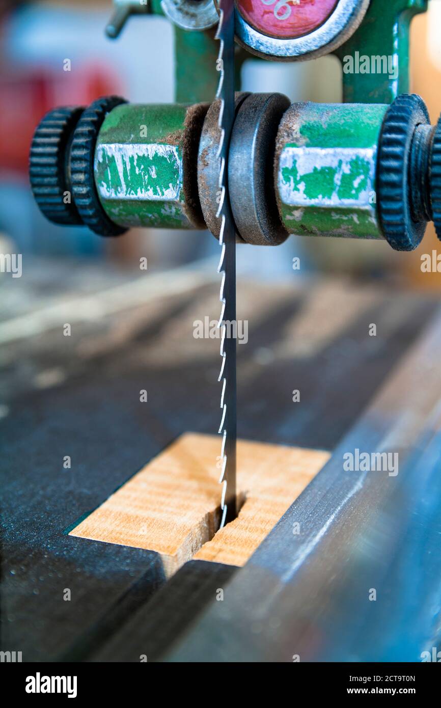 Säge in einem Workshop von einem Gitarrenbauer Stockfoto