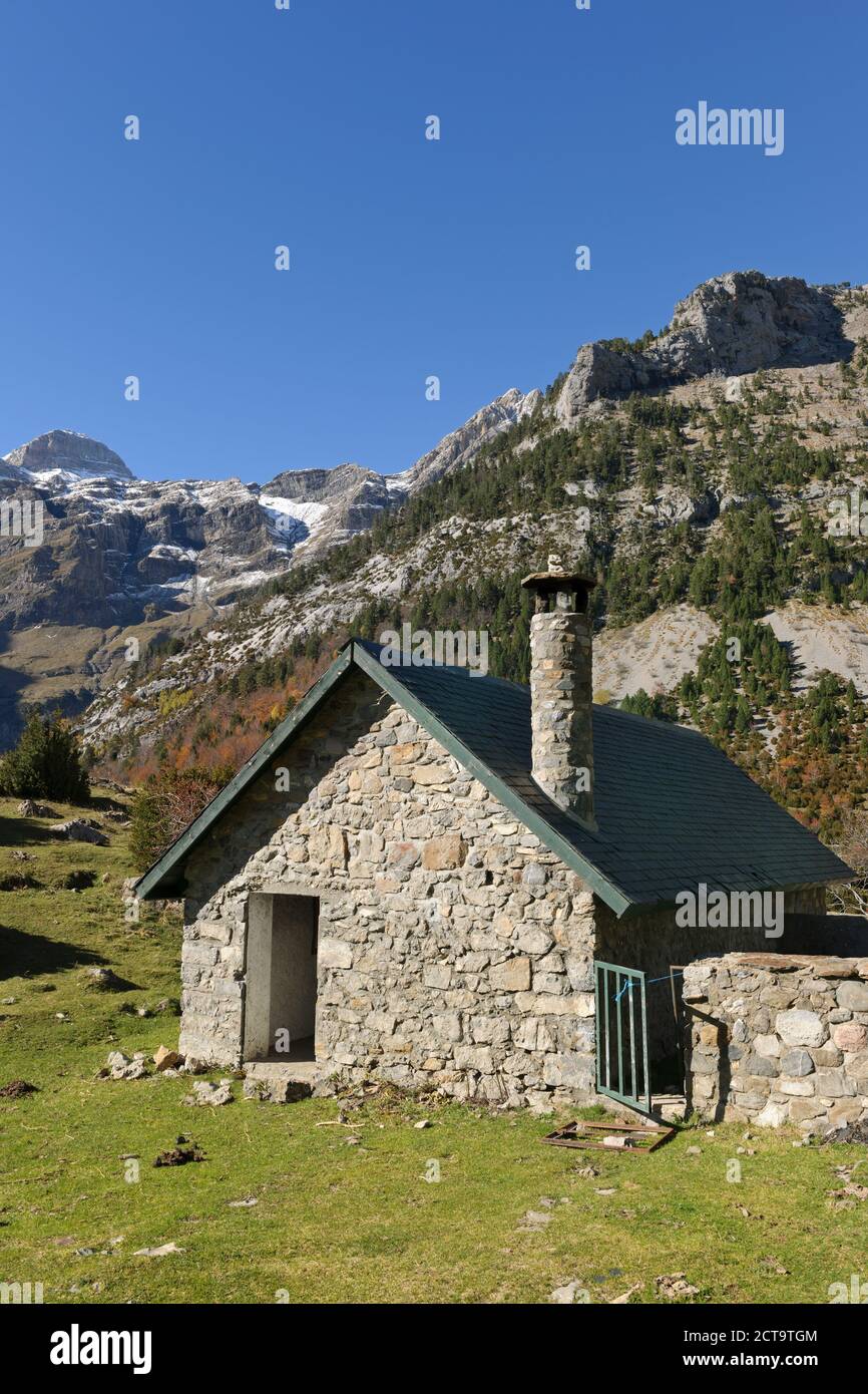 Spanien, Nationalpark Ordesa y Monte Perdido, verlassenen Steinhütte Stockfoto