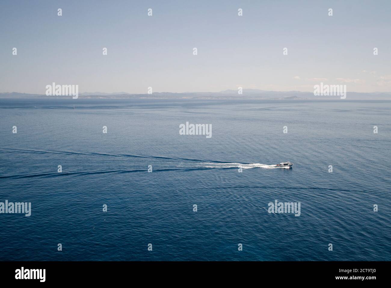 Frankreich, Korsika, Mittelmeer, Anzeigen von Bonifacio, Boot vor der Küste von Sardinien Stockfoto