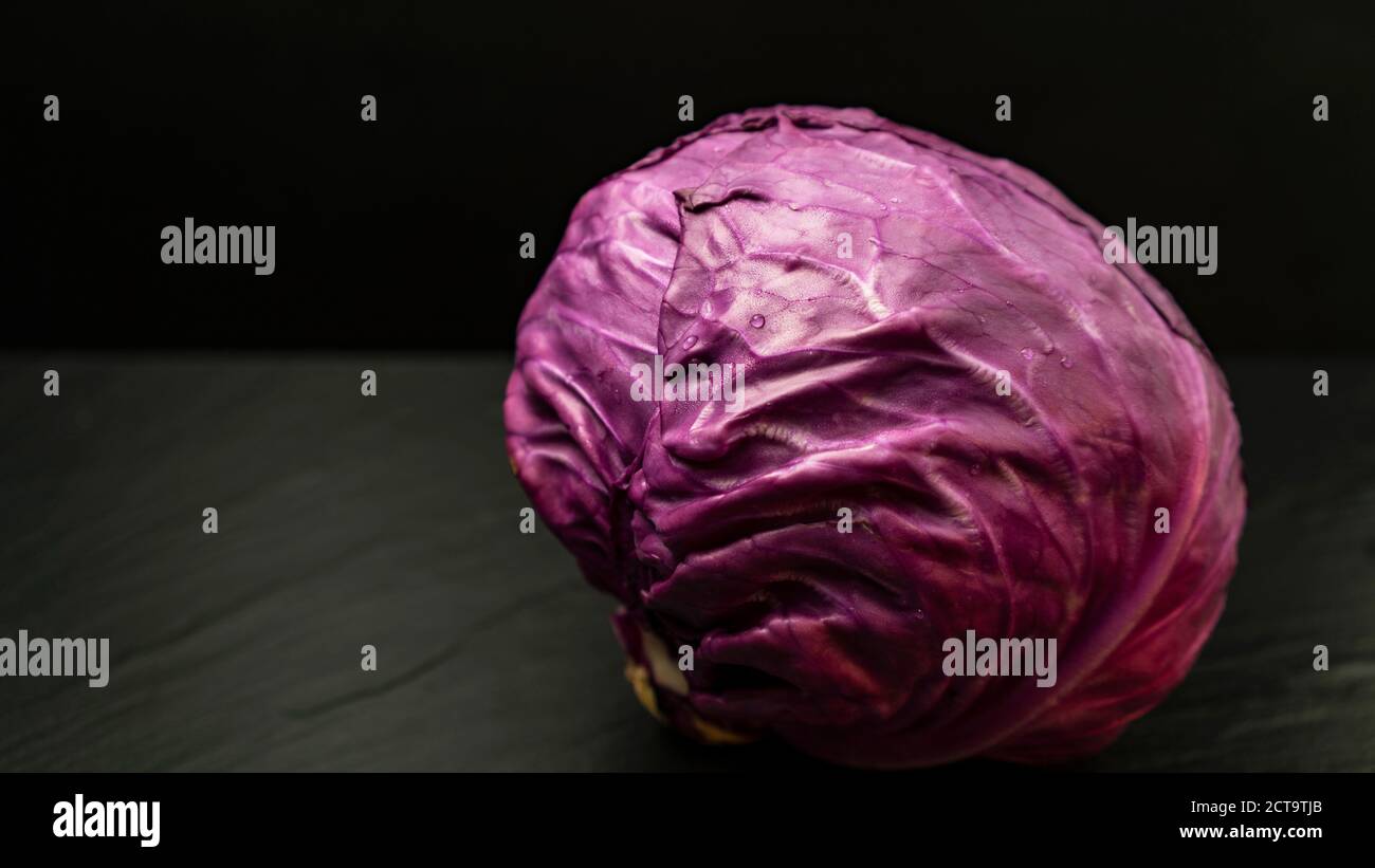 Nahaufnahme von frischem Rotkohl mit Wassertropfen. Speicherplatz kopieren. Hochwertige Fotos Stockfoto