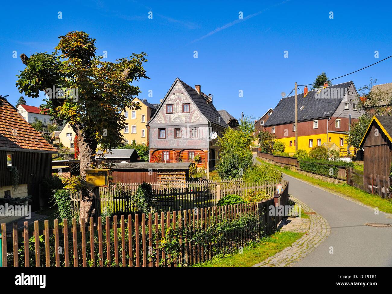 Deutschland, Sachsen, Hinterhermsdorf, Stadtbild mit oberen Lausitzer Häuser Stockfoto