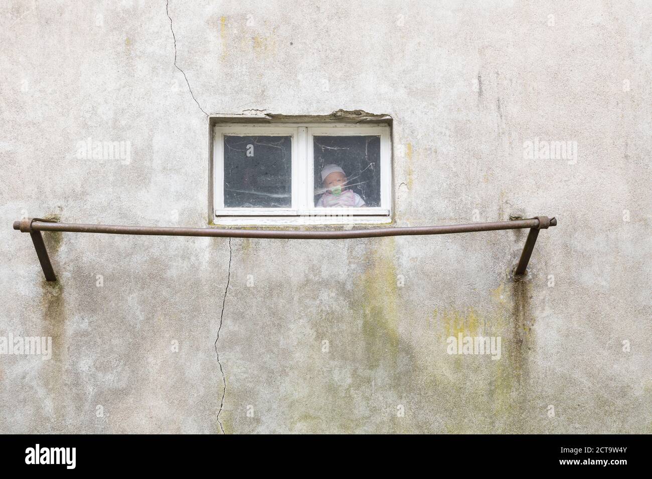 Deutschland, Puppe sitzt hinter Fenster Garage Stockfoto
