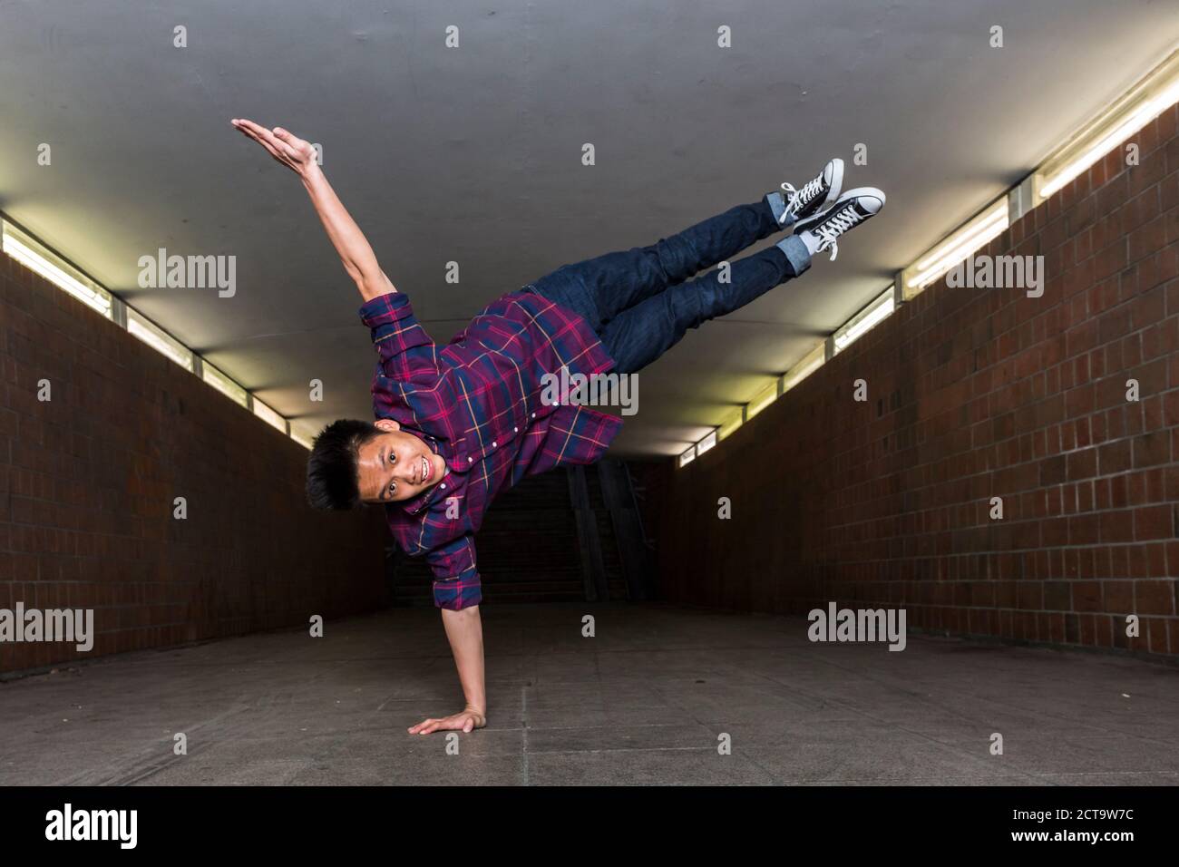 Junge Breakdancer in Unterführung Stockfoto