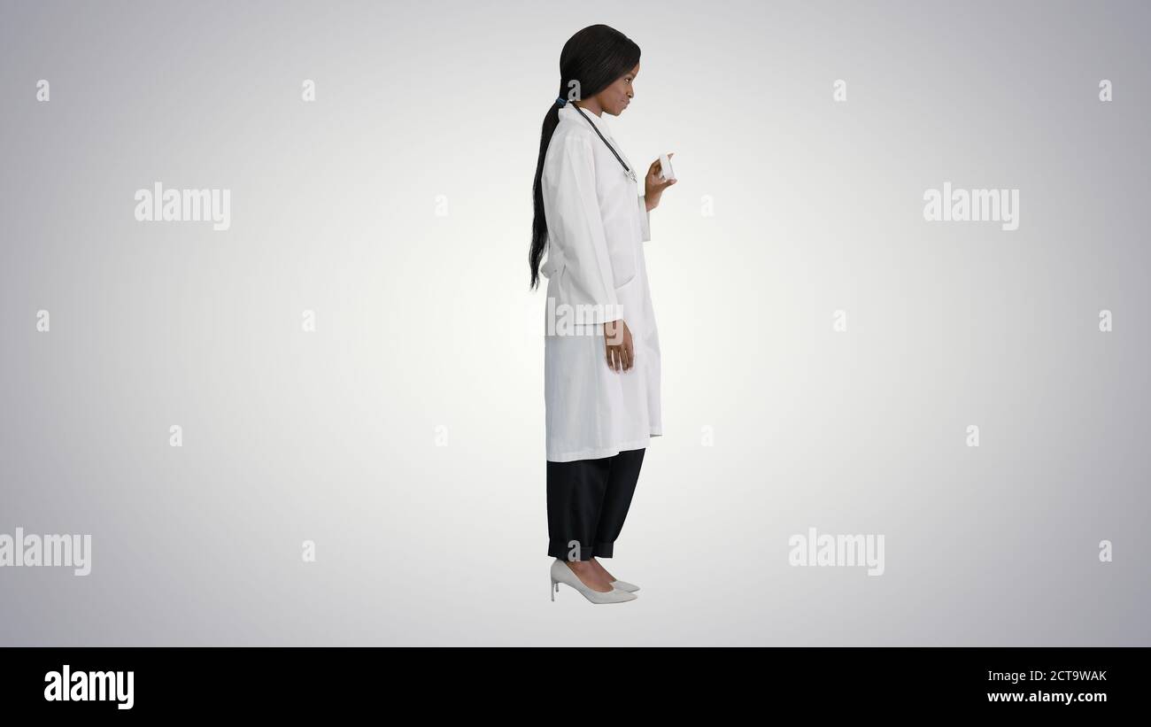 Lächelnde afroamerikanische Ärztin mit Stethoskop wirbt Stockfoto