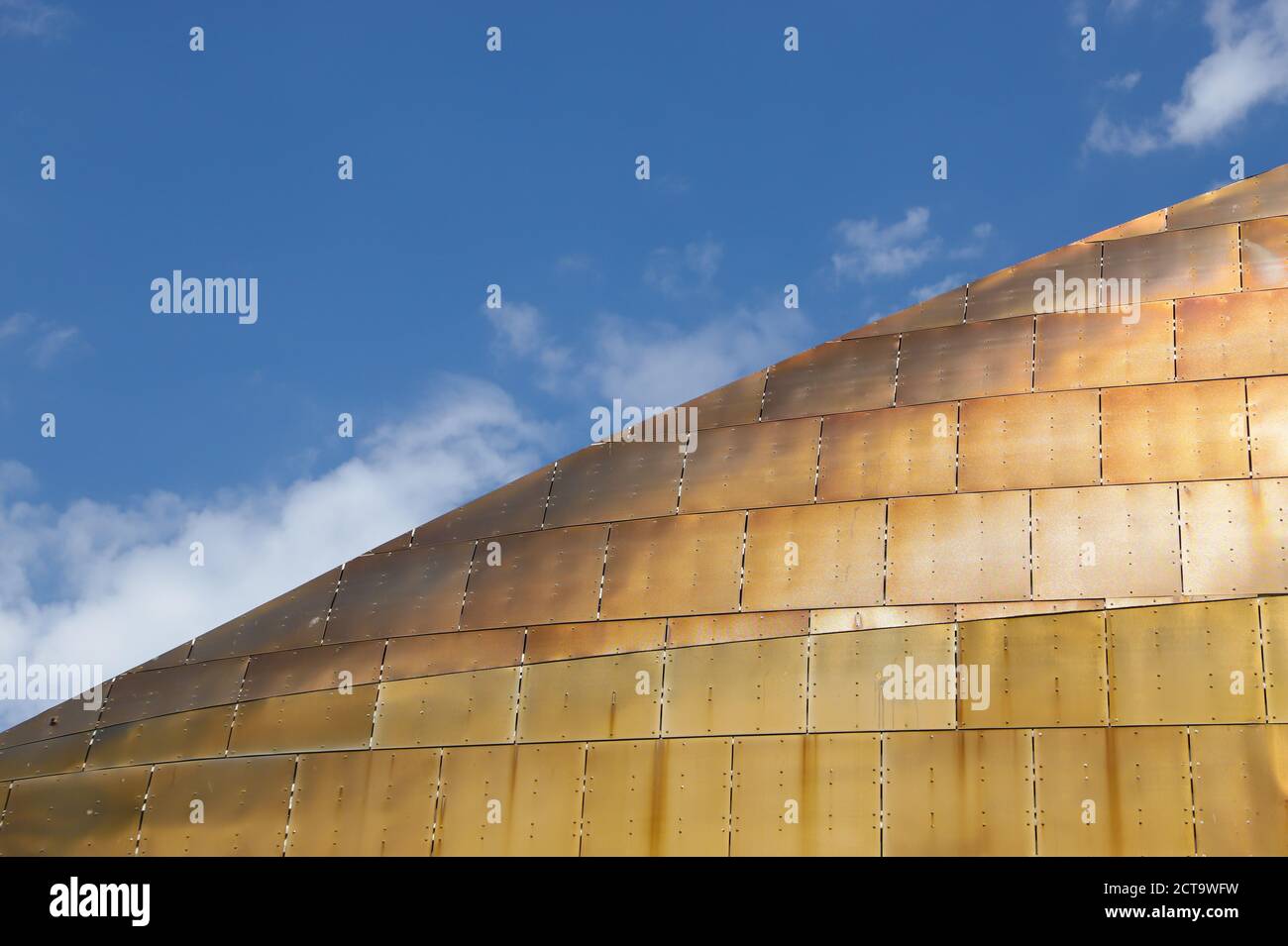 Goldene Bronze-Legierung Dachziegel in der Sommersonne glänzend Stockfoto
