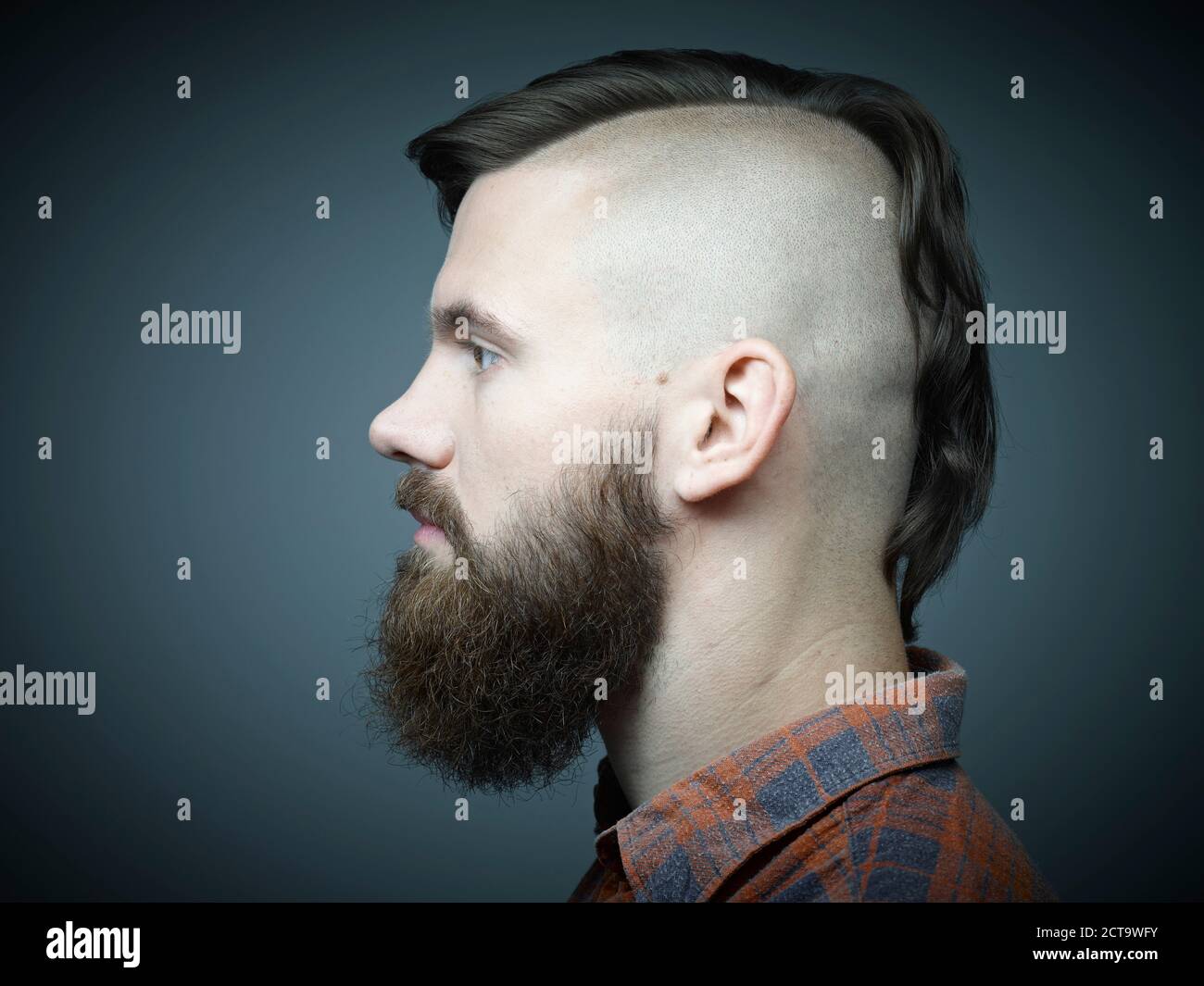 Profil von junger Mann mit rasierten Kopf Stockfoto