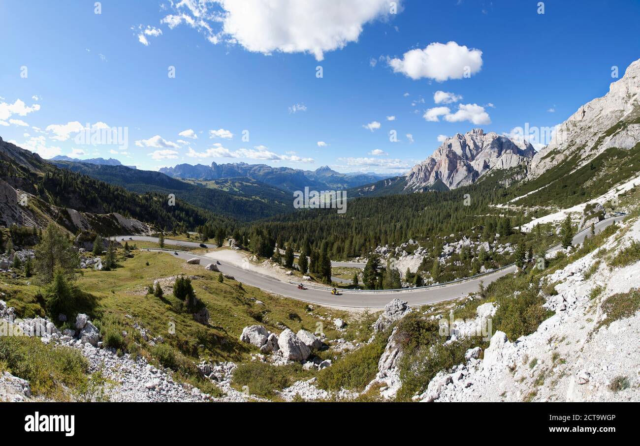 Italien, Veneto, Valparola Pass, Bergstraße bei Fanes Group Stockfoto