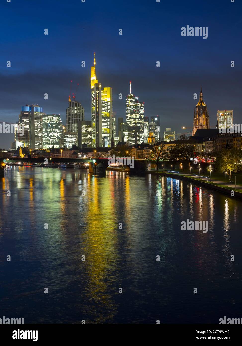 Deutschland, Hessen, Frankfurt Am Main, Bankenviertel, Ignatz-Bubis-Brücke, Skyline am Abend Stockfoto