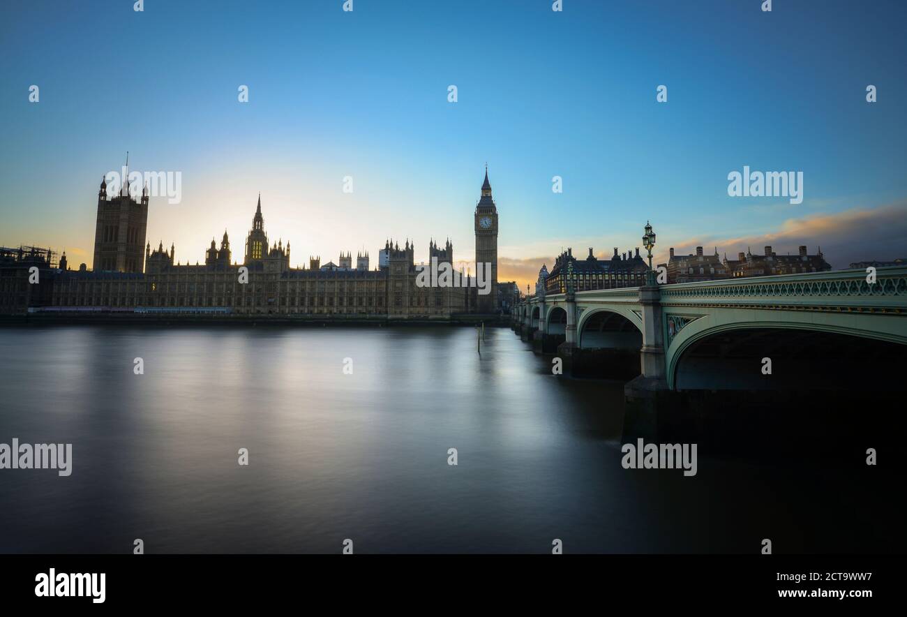 Häuser des Parlaments in der Themse, Big Ben und London, UK Stockfoto