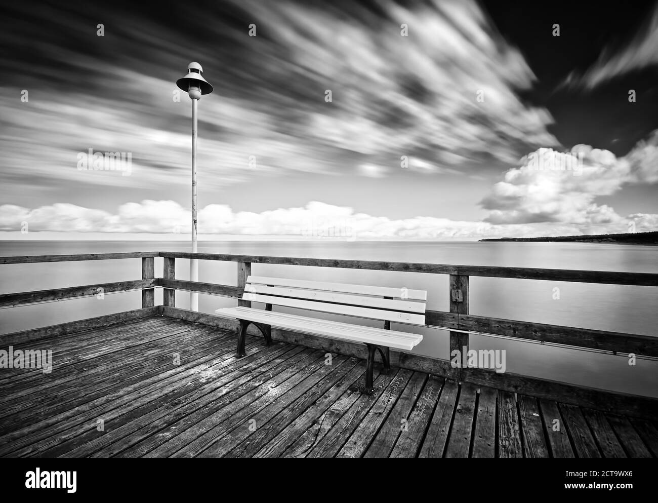 Deutschland, Mecklenburg-Vorpommern, Usedom, Seebrücke mit Teleskop, Langzeitbelichtung Stockfoto