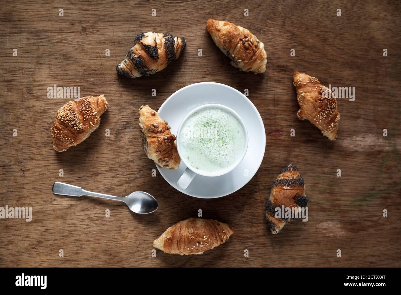Mini-Croissants und eine Tasse Matcha Latte Stockfoto