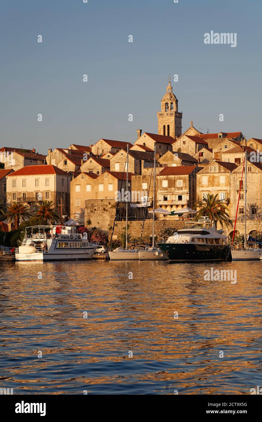 Kroatien, Dubrovnik-Neretva, Insel Korcula, Korcula, Stadtbild und Hafen am Abend Stockfoto